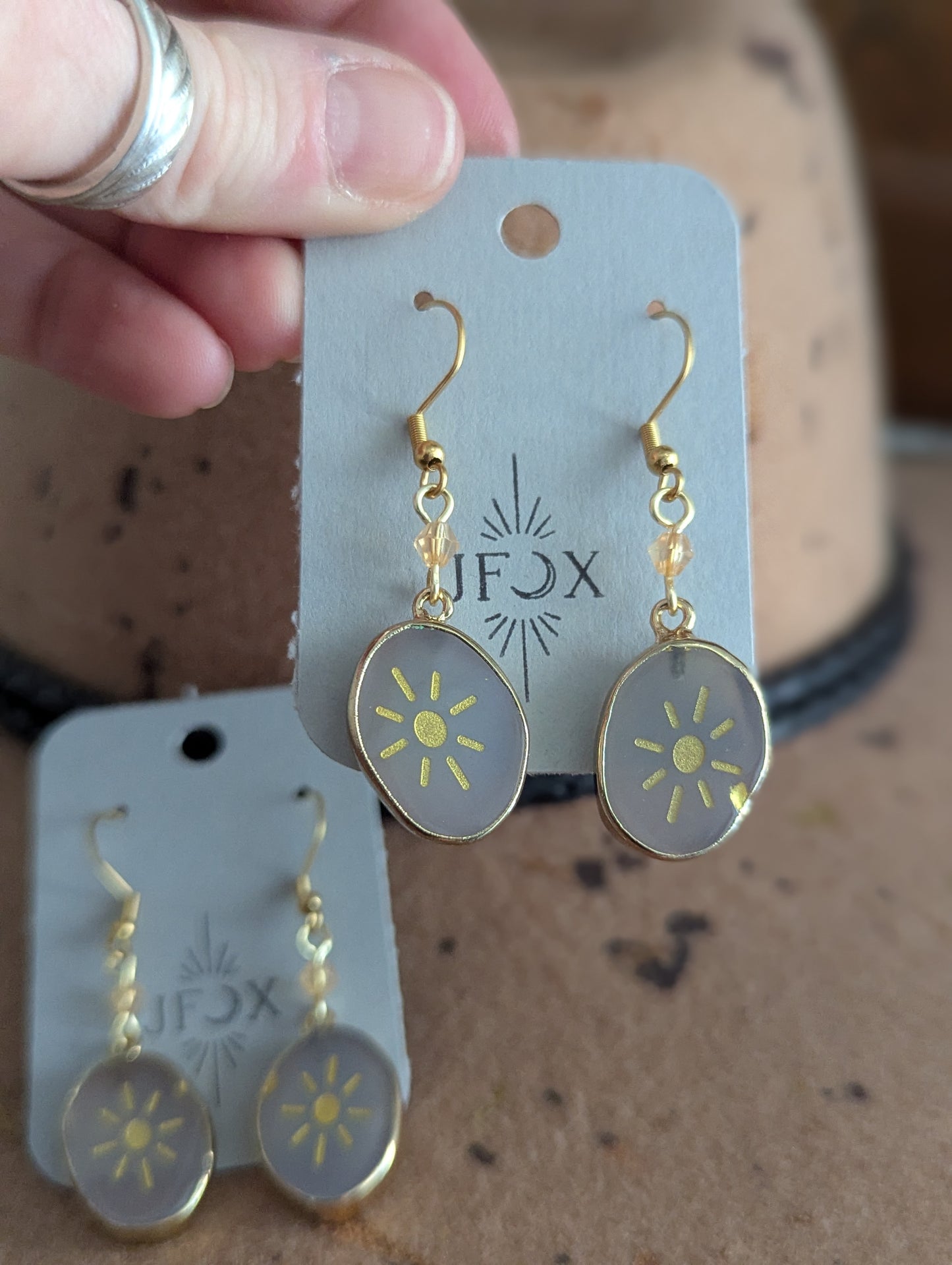 Pendientes de sol de ágata grabada