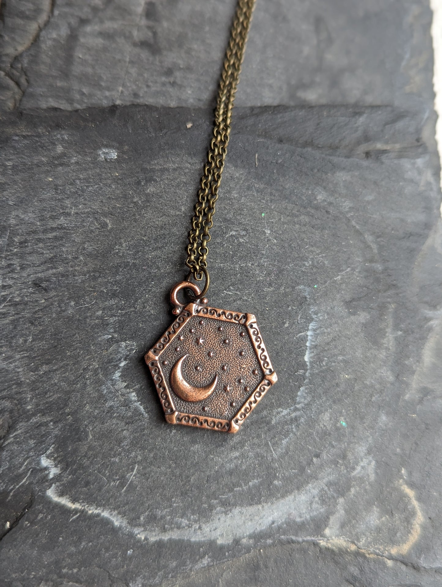 Collar de luna y sol de latón de doble cara
