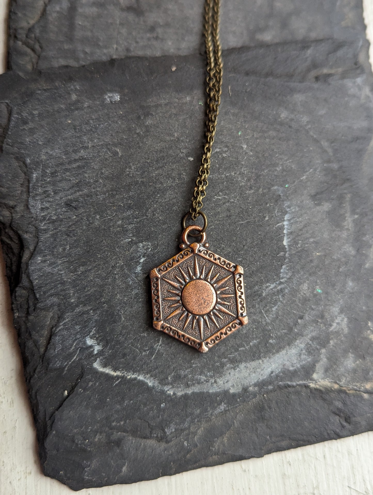 Collar de luna y sol de latón de doble cara