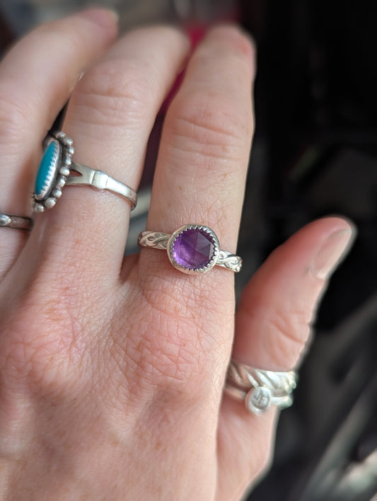 Anillo de plata de ley trenzada con amatista redonda facetada - Talla 8