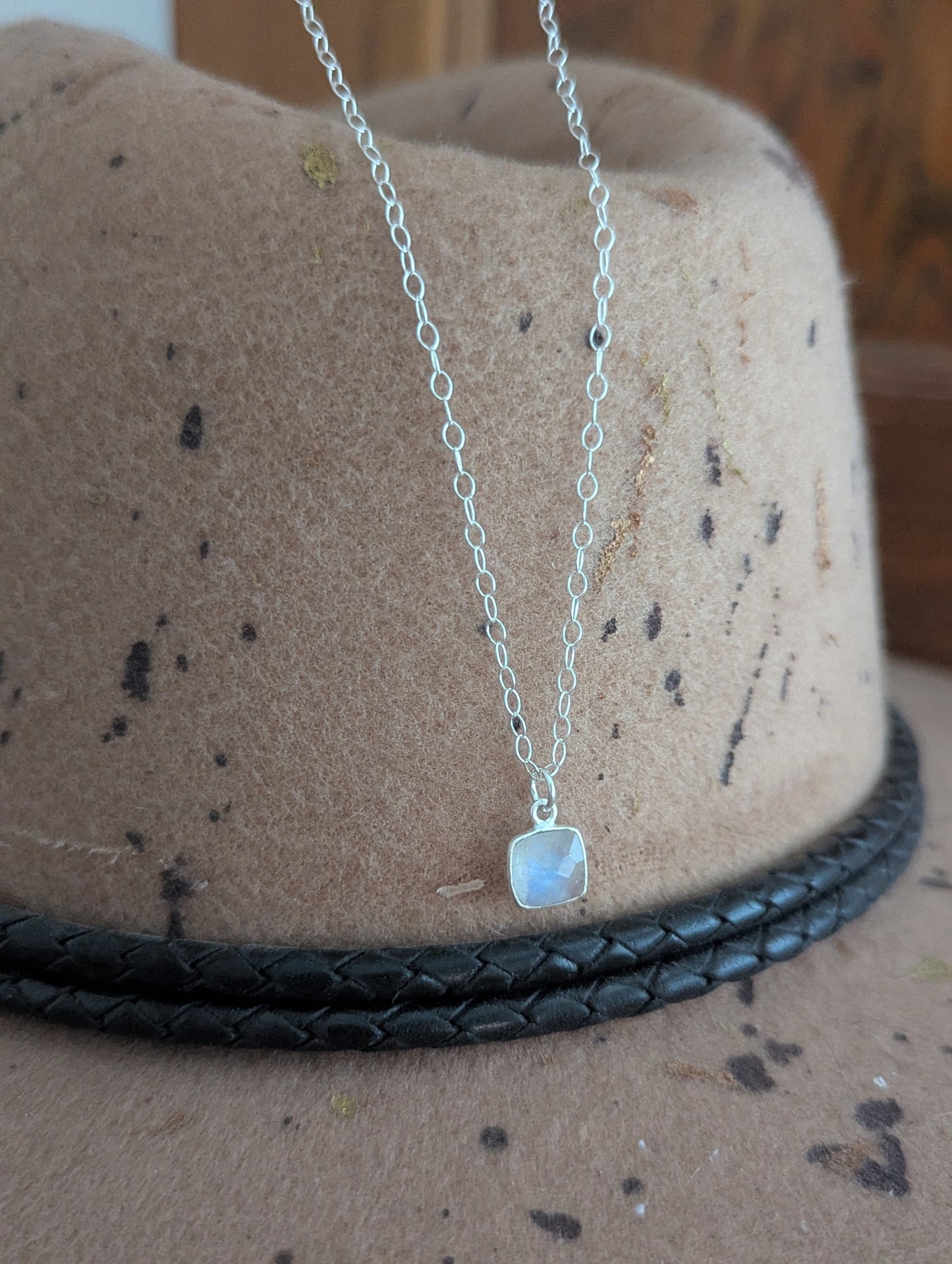 Delicado collar cuadrado de piedra lunar en plata de ley