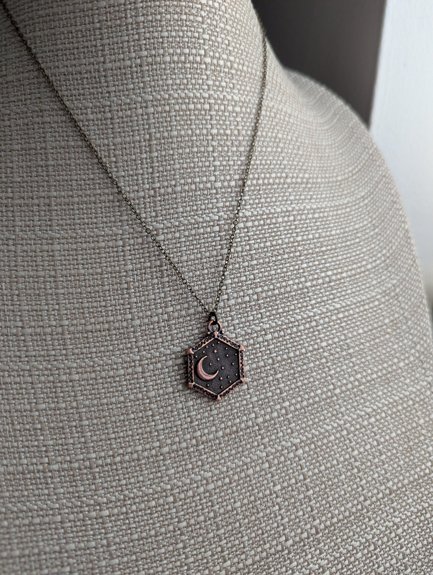 Collar de luna y sol de latón de doble cara