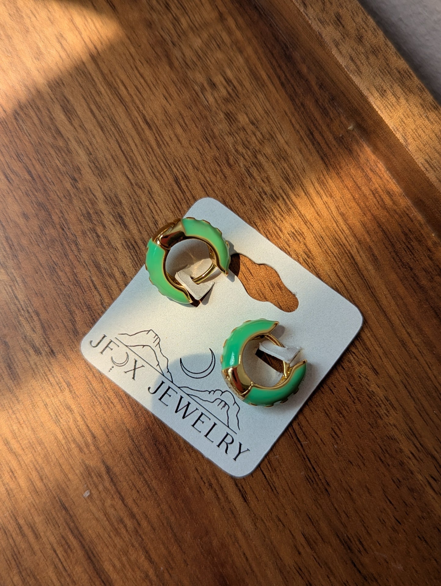 Aros Huggie dorados esmaltados de 14 mm (varios colores disponibles)