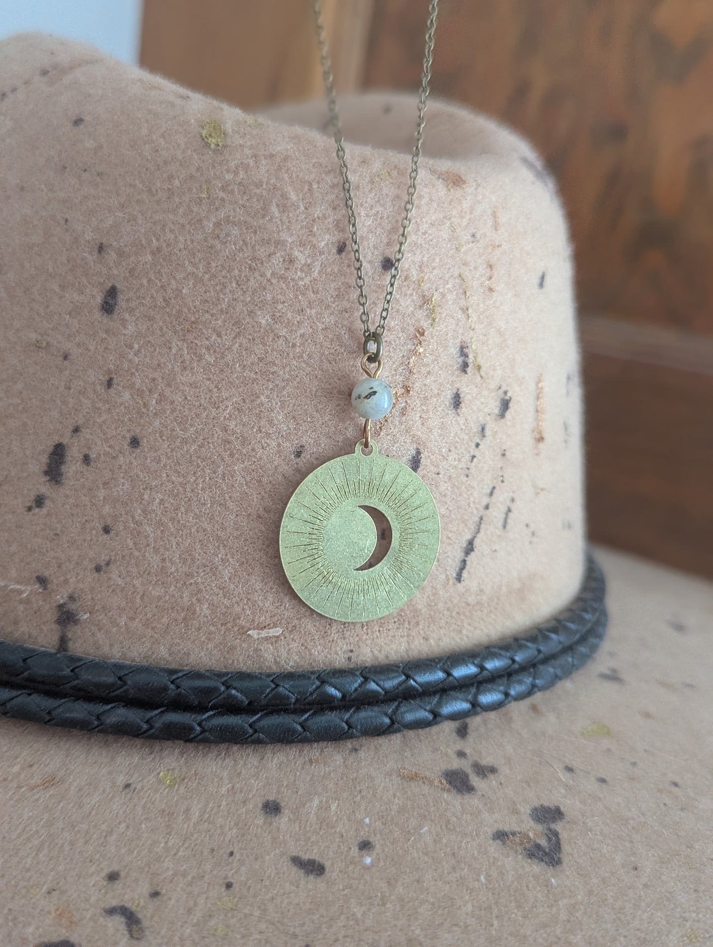 Talismán de latón de luna creciente