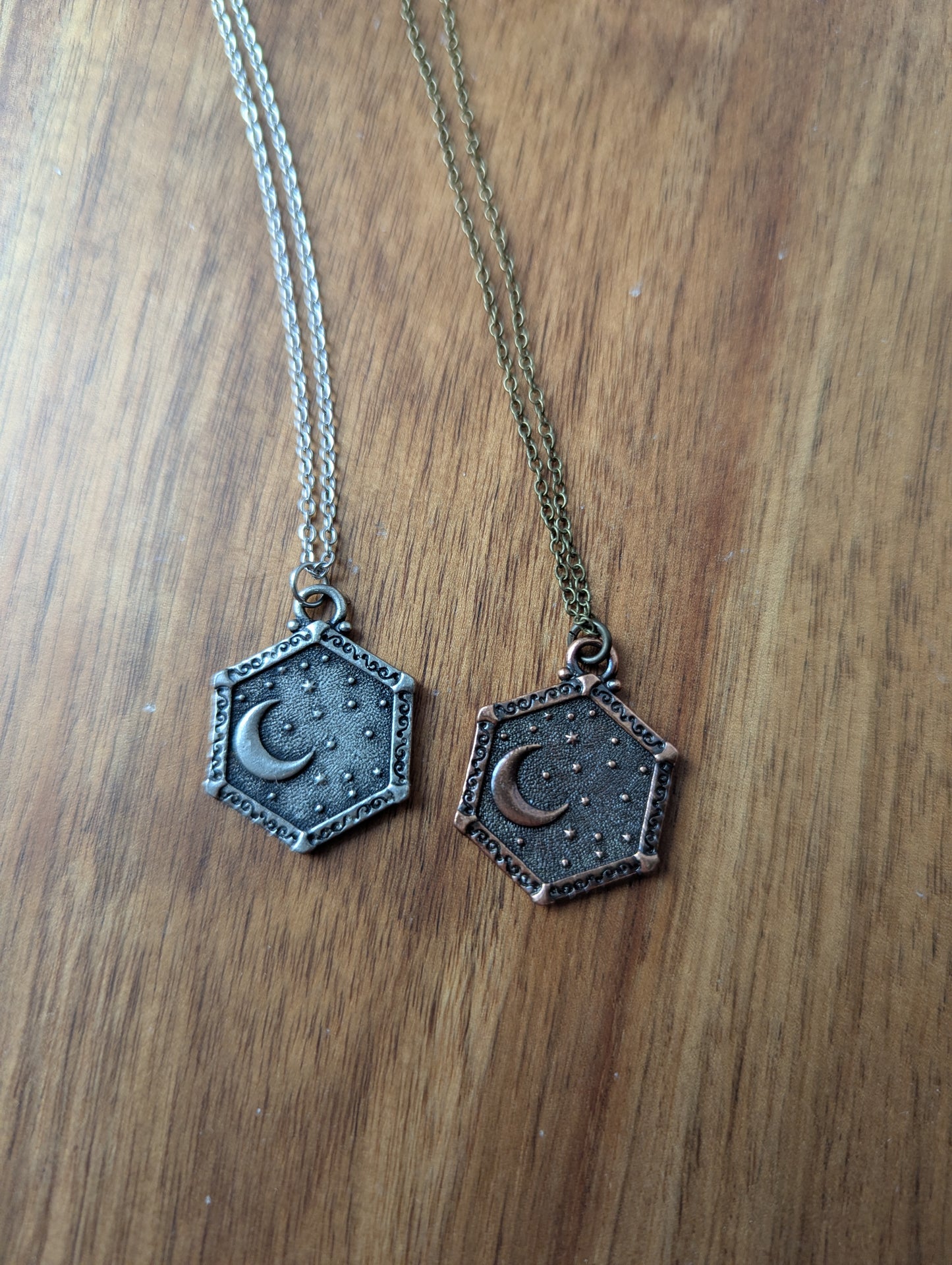 Collar de luna y sol de latón de doble cara