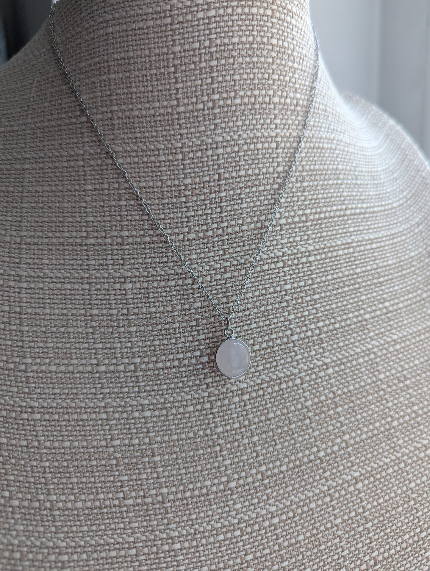 Collar redondo de cuarzo rosa en plata y acero inoxidable