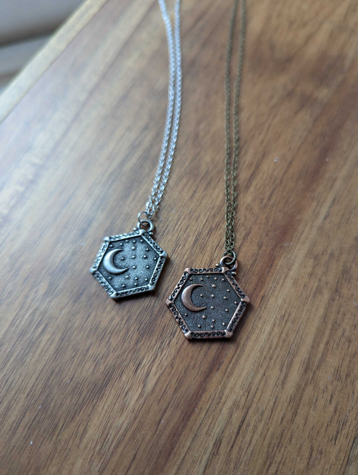 Collar de luna y sol de latón de doble cara