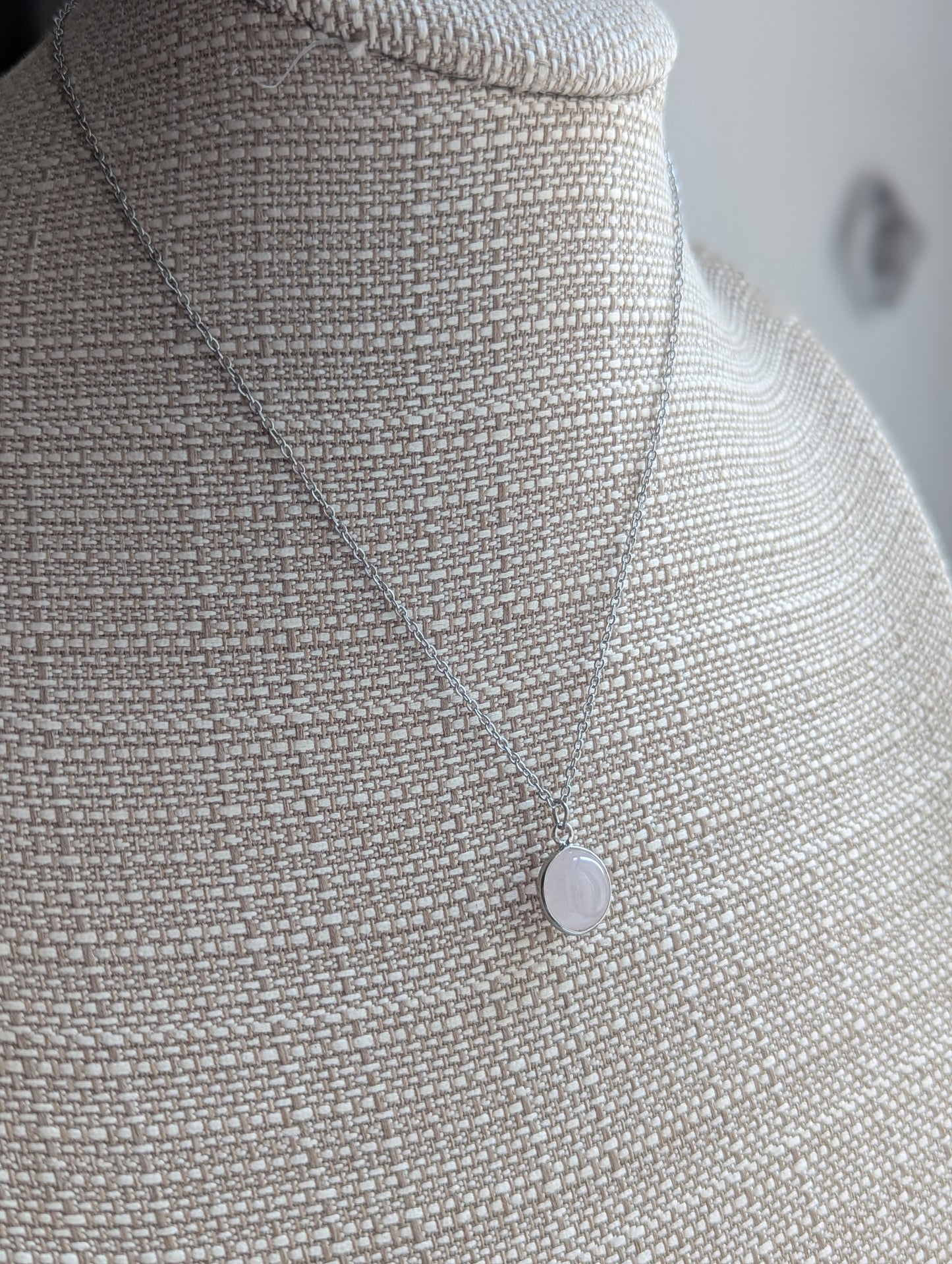 Collar redondo de cuarzo rosa en plata y acero inoxidable