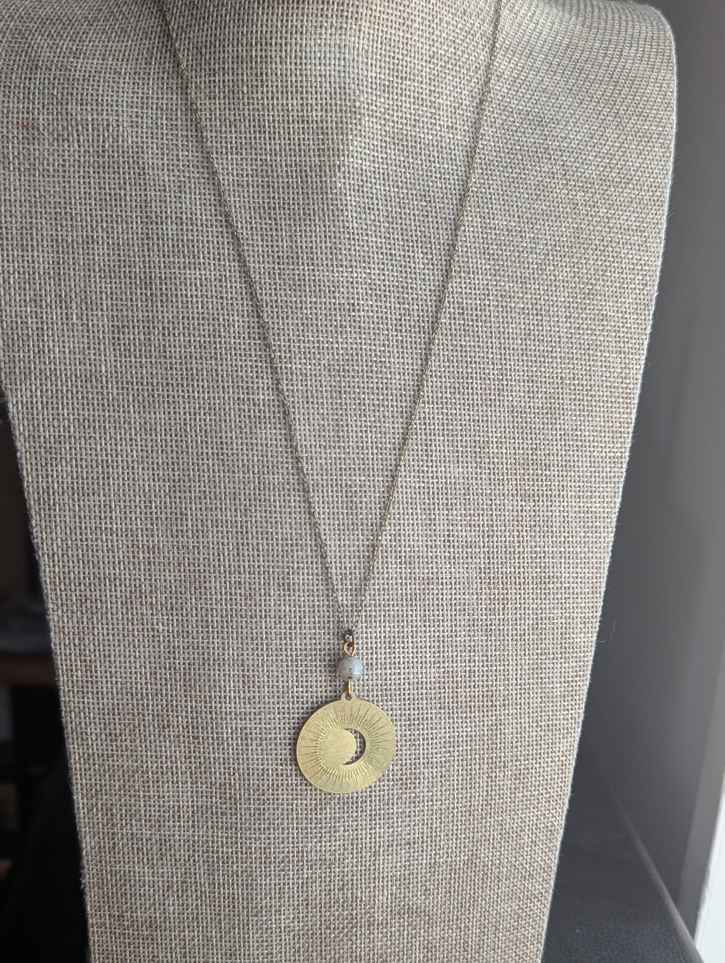 Talismán de latón de luna creciente