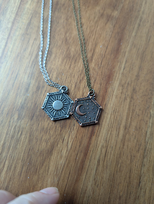 Collar de luna y sol de latón de doble cara