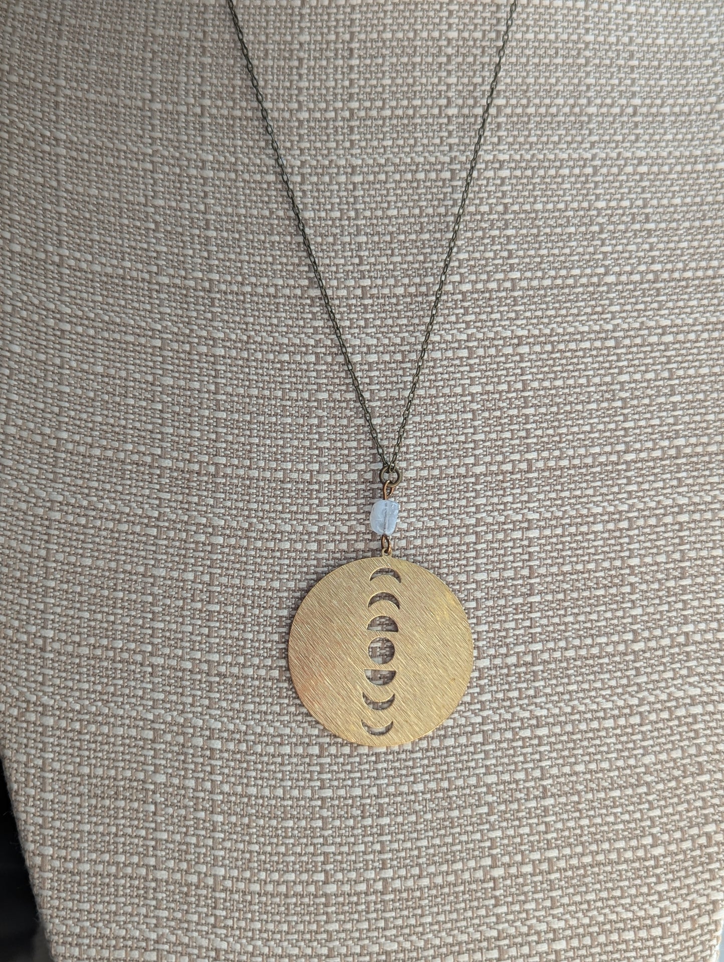 Talismán de latón con fase lunar