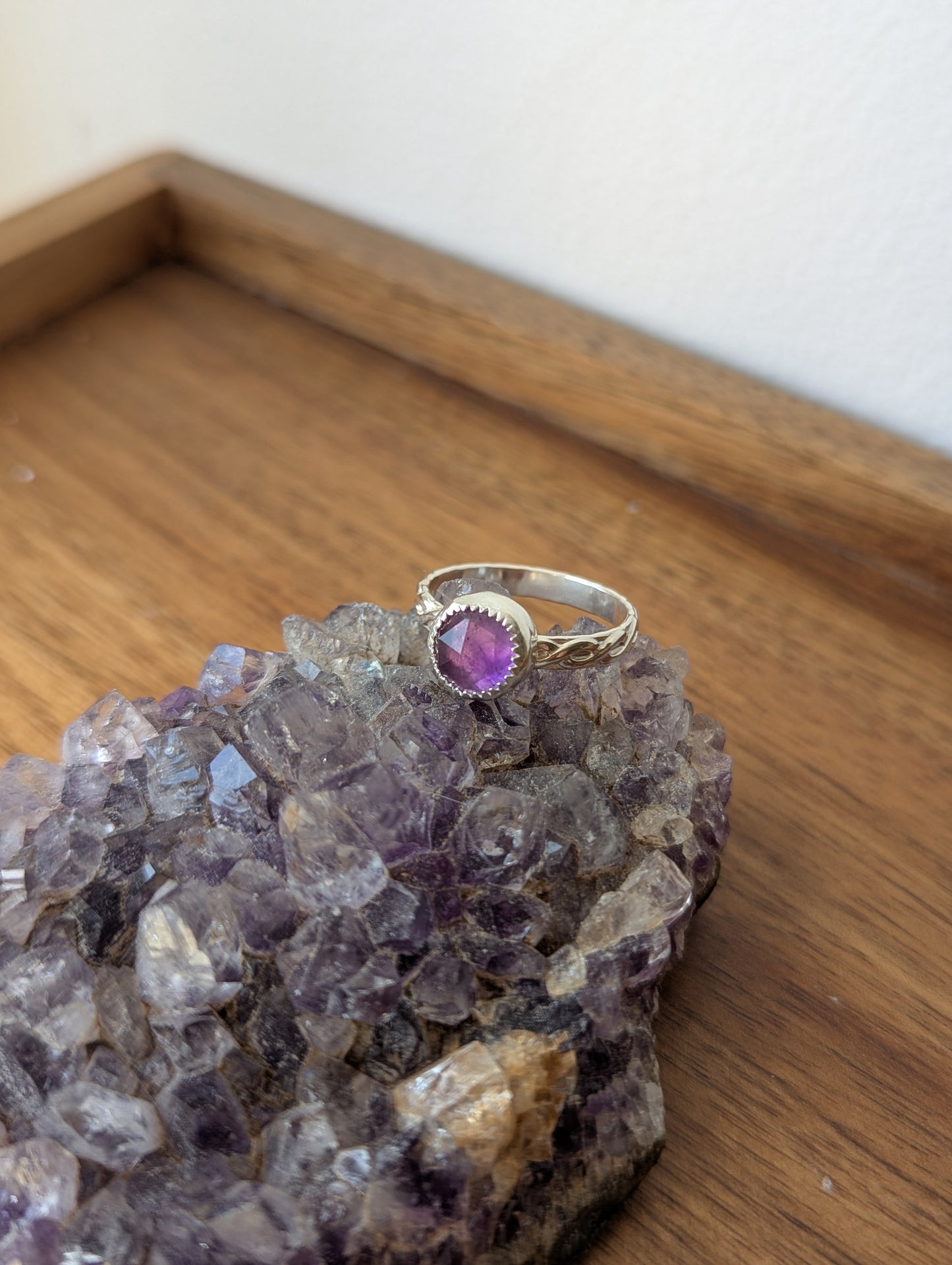 Anillo de plata de ley trenzada con amatista redonda facetada - Talla 8