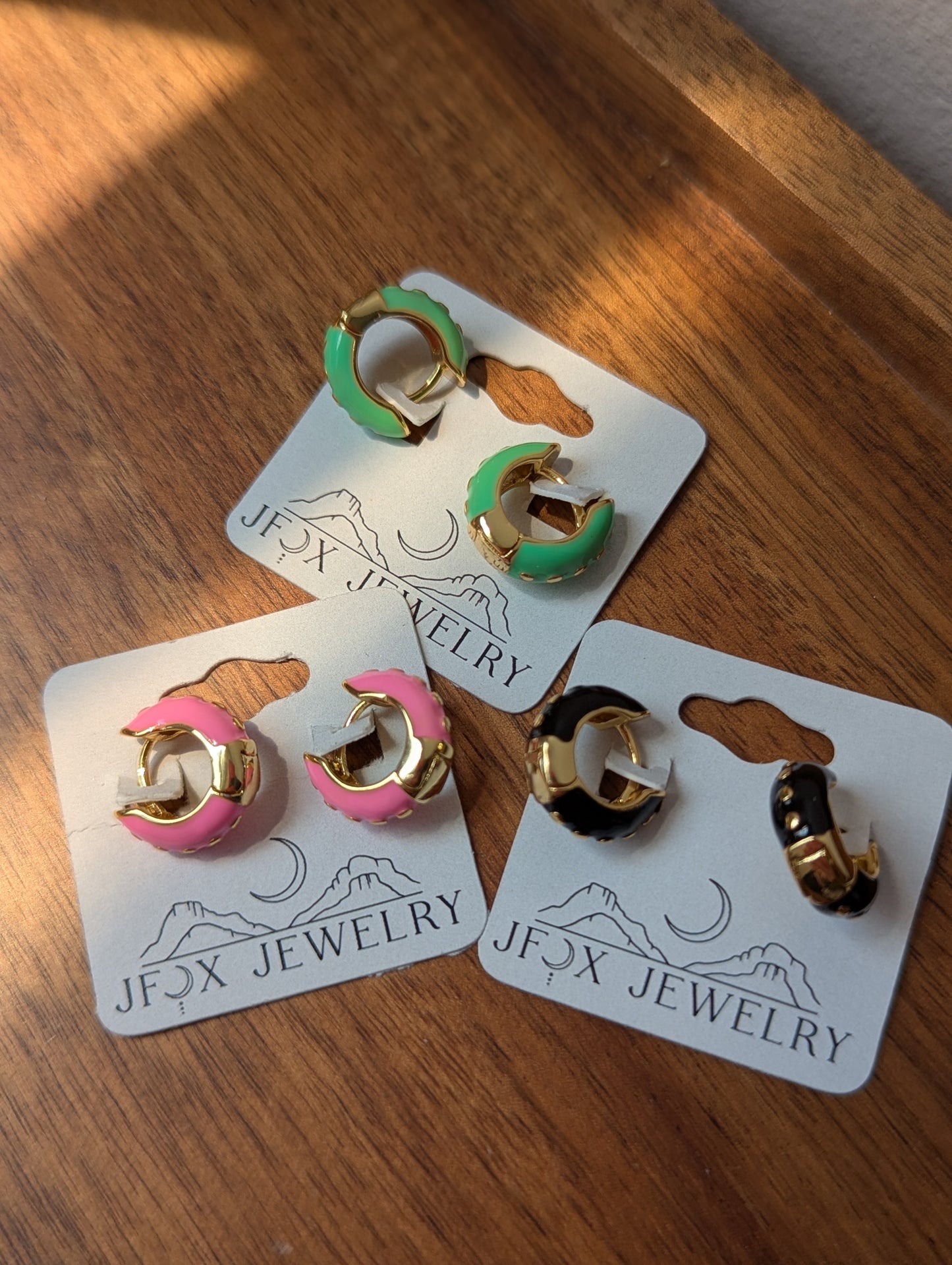 Aros Huggie dorados esmaltados de 14 mm (varios colores disponibles)