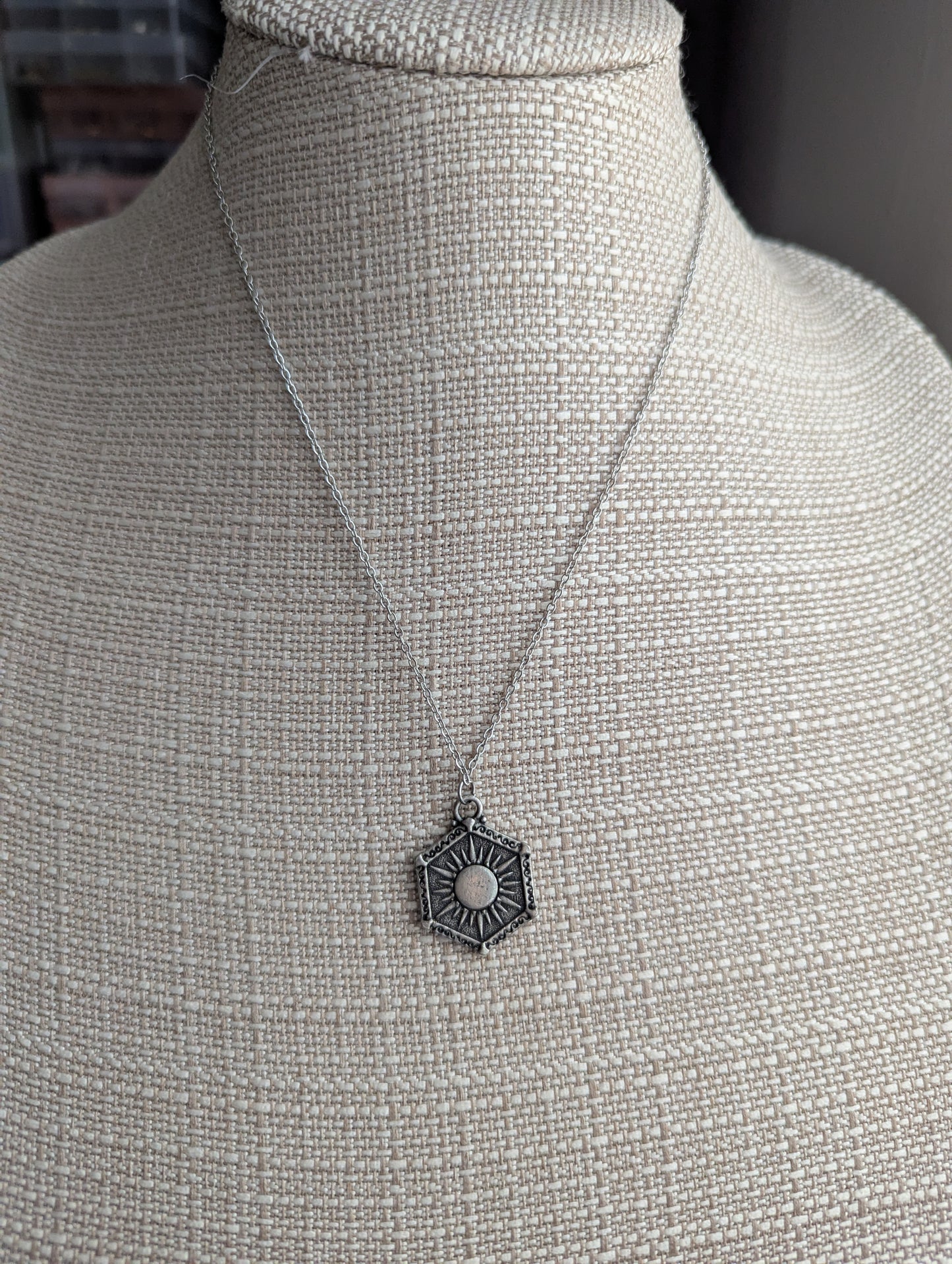 Collar de luna y sol de latón de doble cara