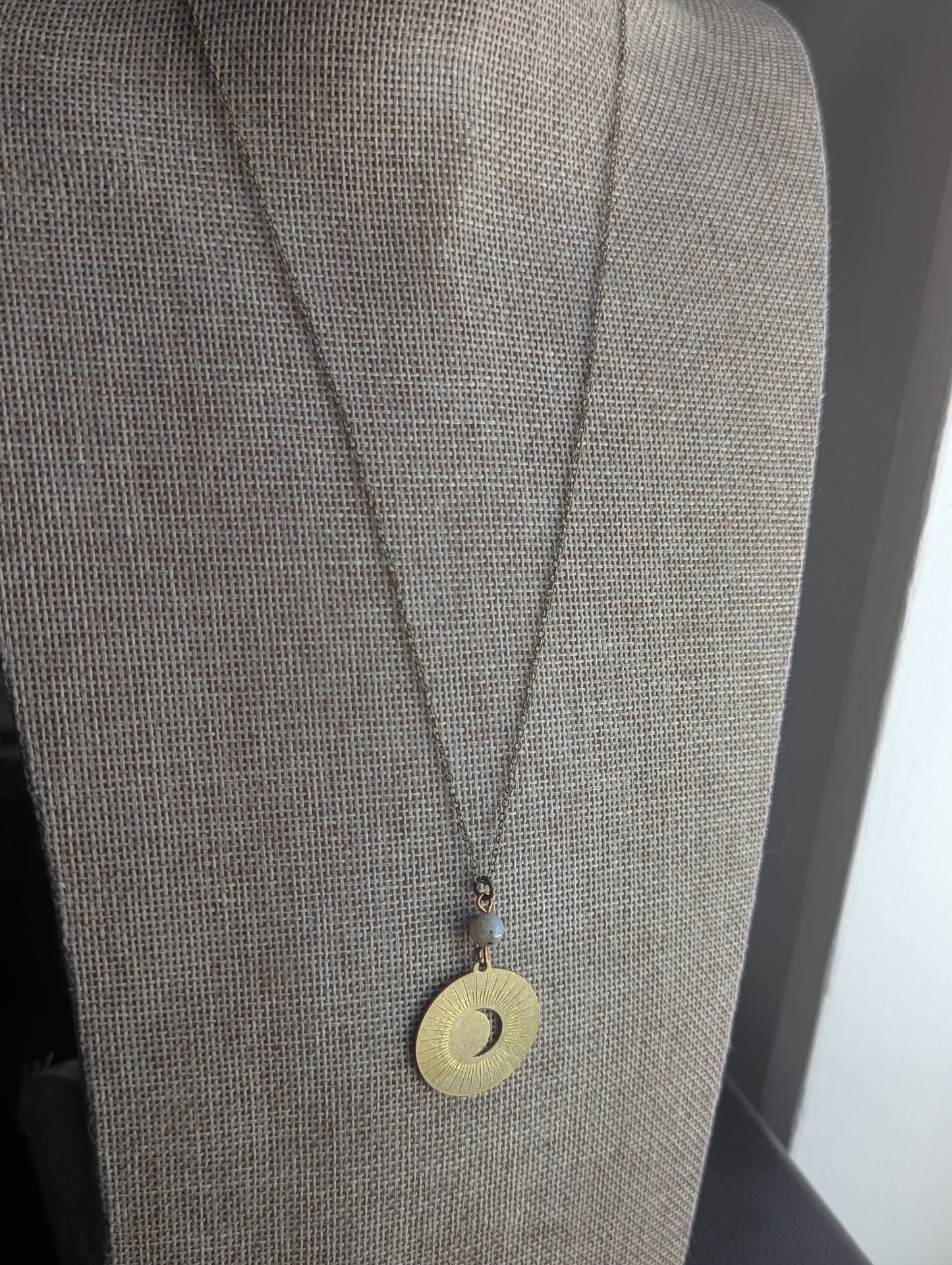 Talismán de latón de luna creciente