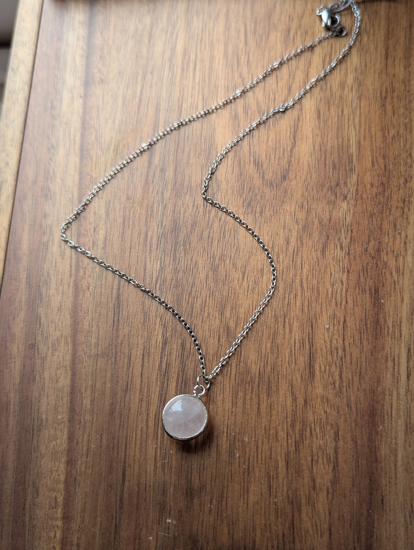Collar redondo de cuarzo rosa en plata y acero inoxidable