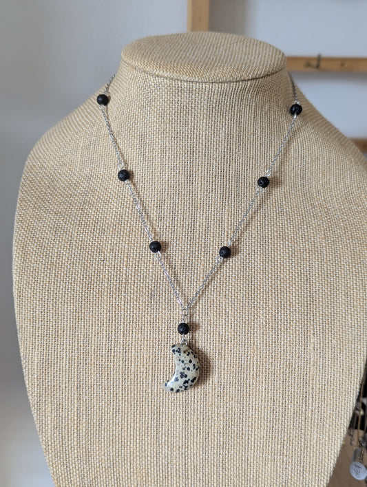Collar de acero inoxidable con luna creciente de jaspe dálmata y ónix