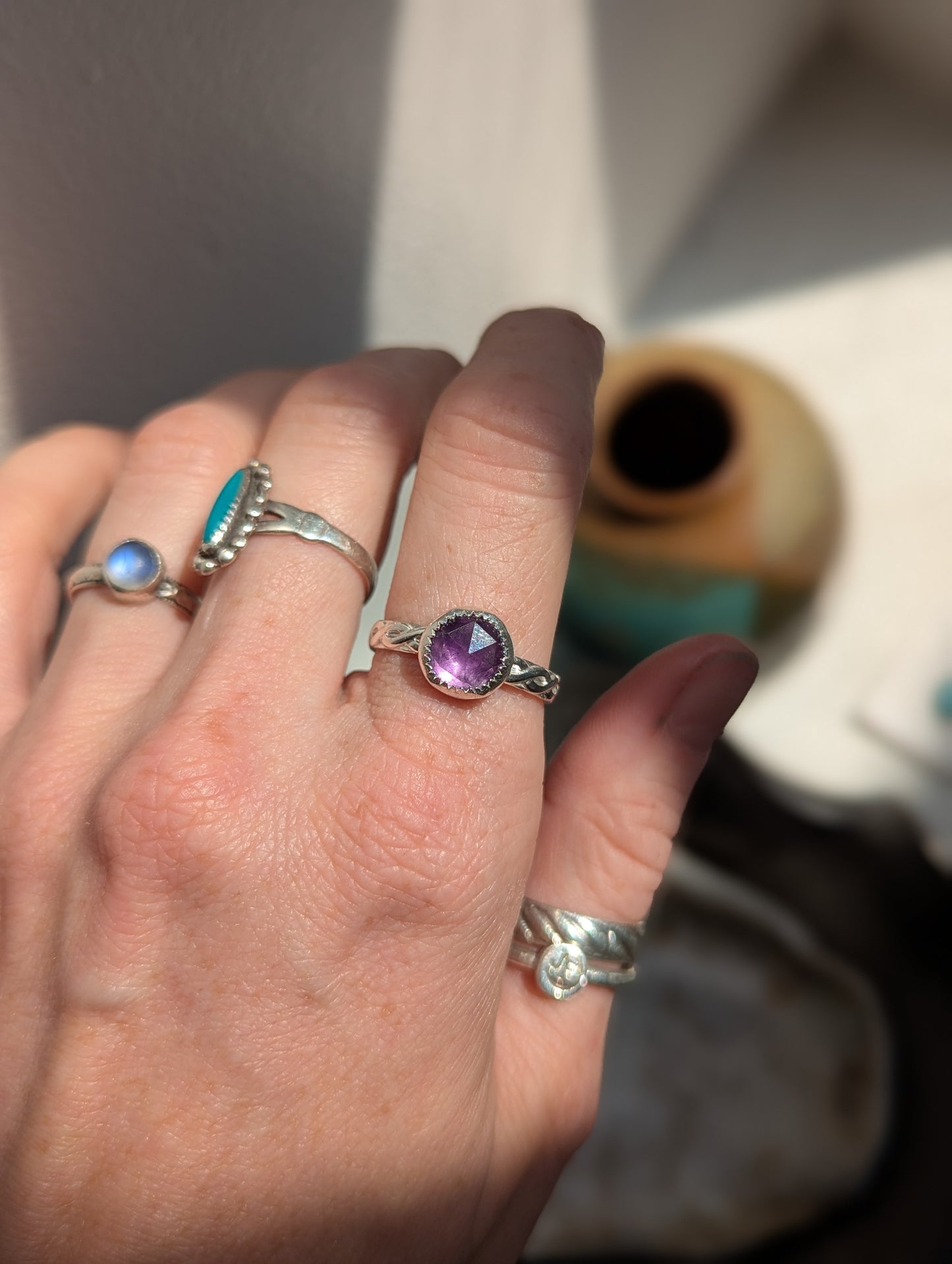 Anillo de plata de ley trenzada con amatista redonda facetada - Talla 8