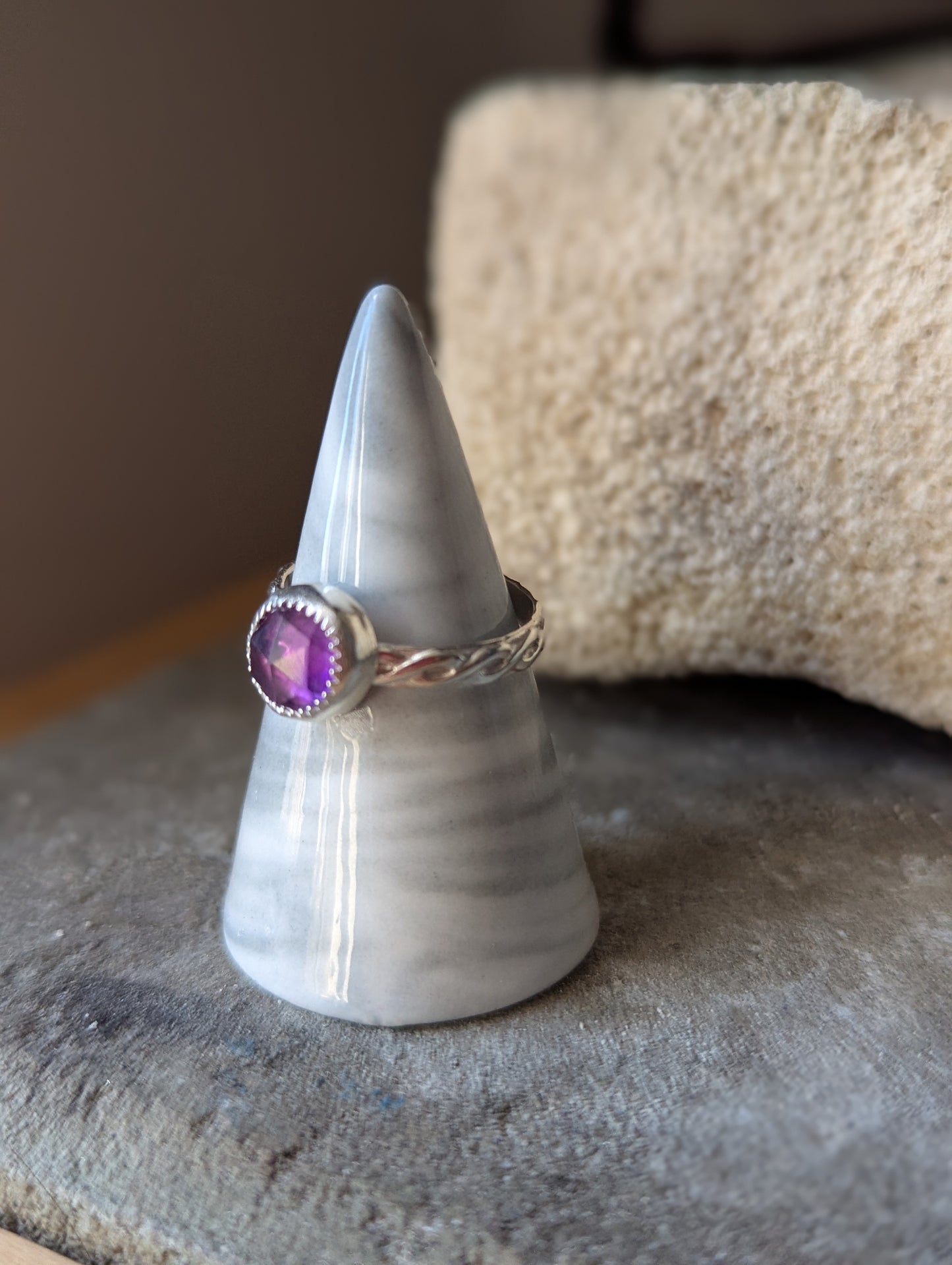 Anillo de plata de ley trenzada con amatista redonda facetada - Talla 8