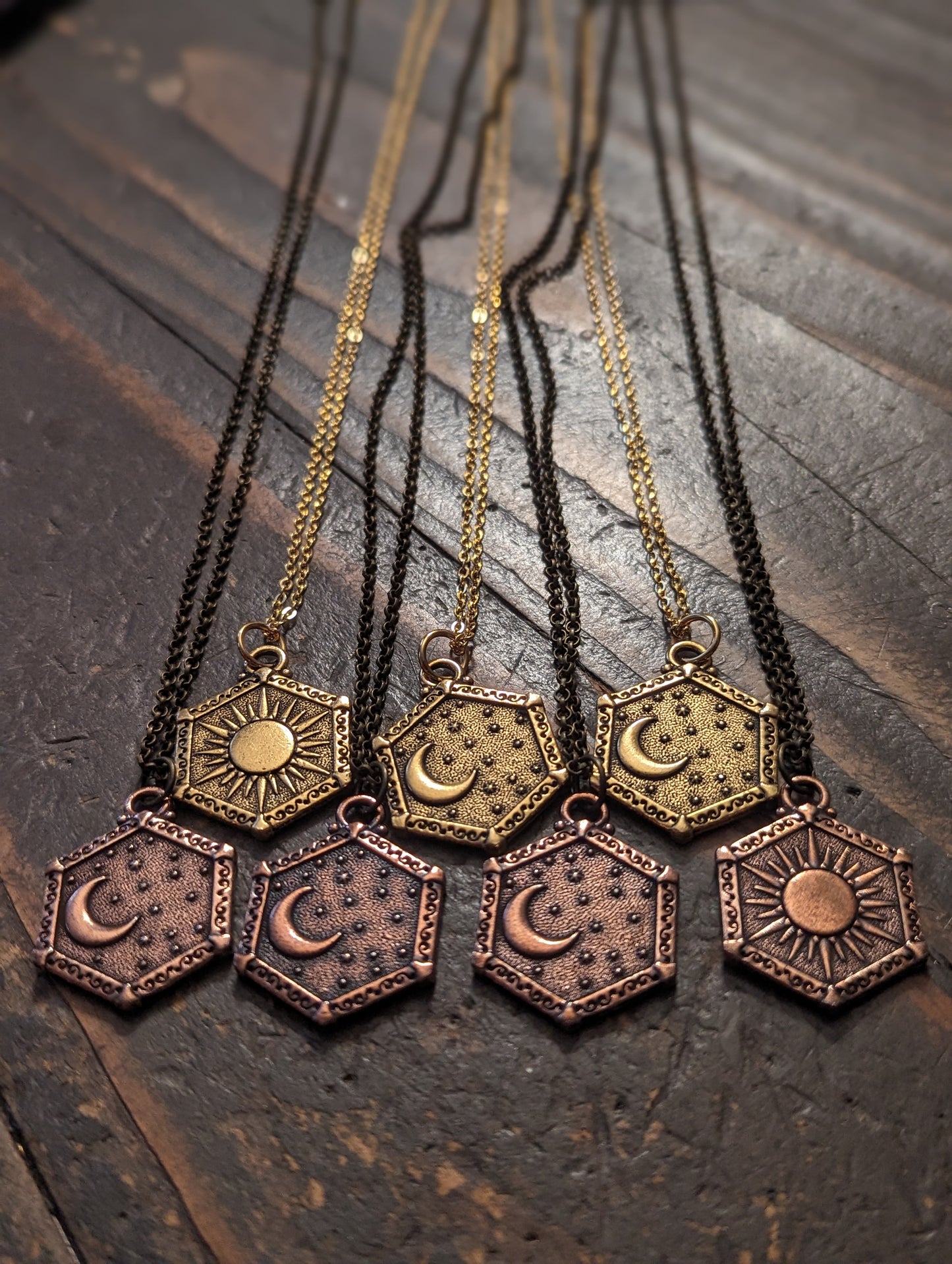 Collar de luna y sol de latón de doble cara