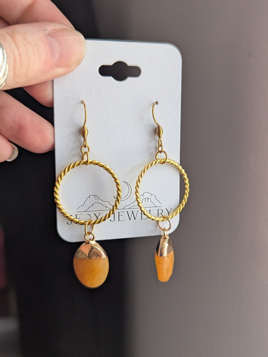 Pendientes de aro dorado con piedras preciosas naranjas