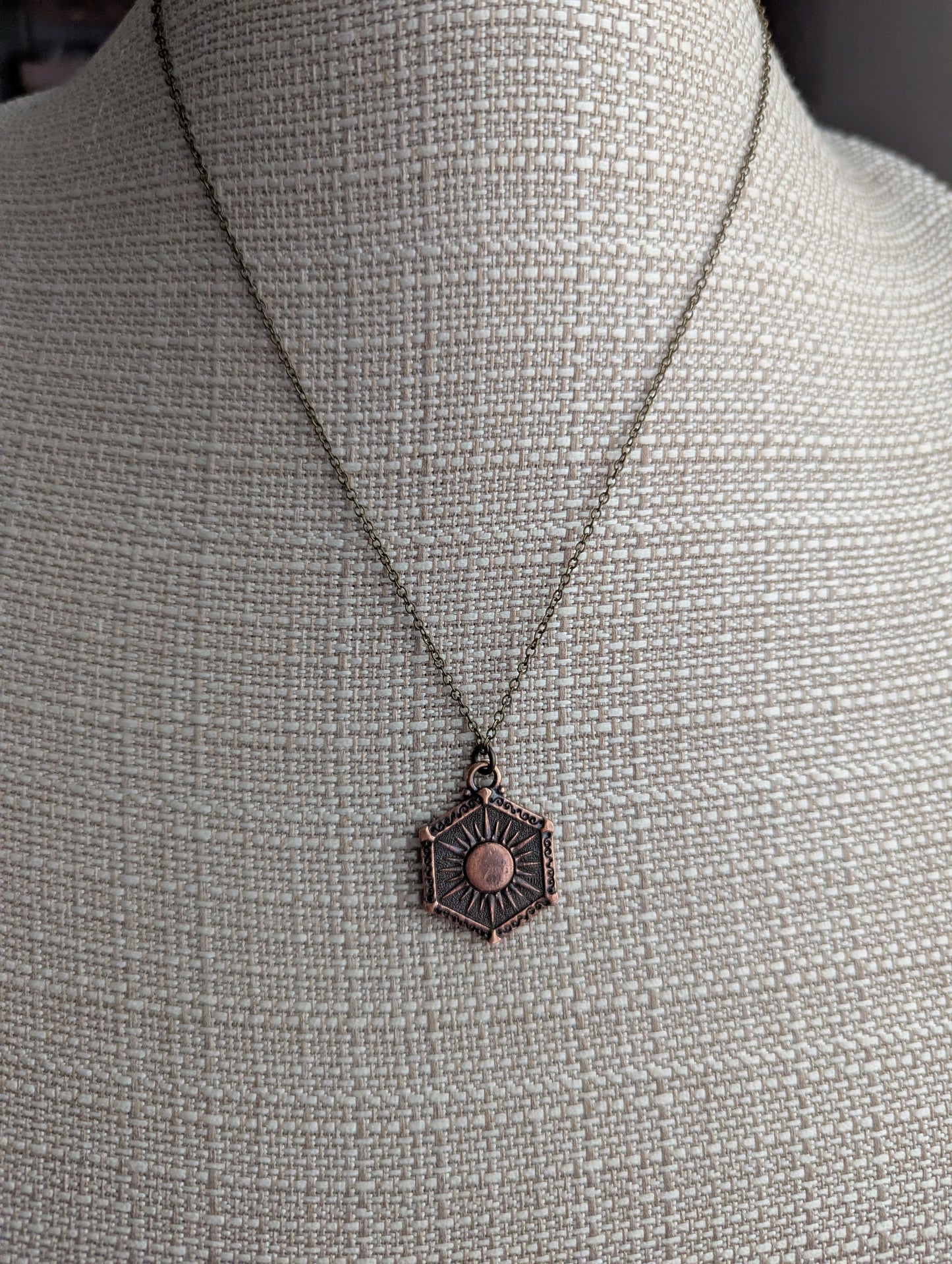 Collar de luna y sol de latón de doble cara
