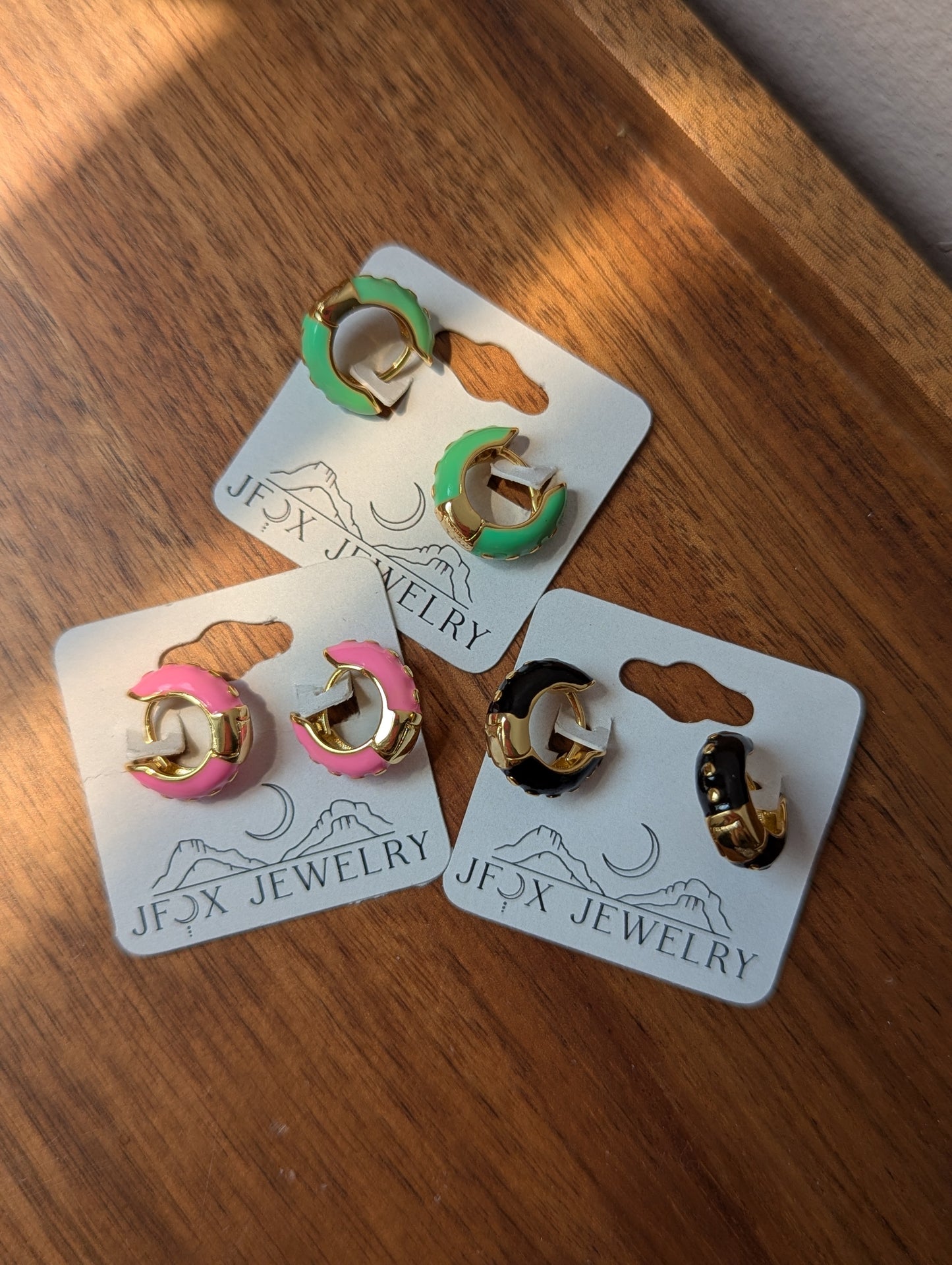 Aros Huggie dorados esmaltados de 14 mm (varios colores disponibles)