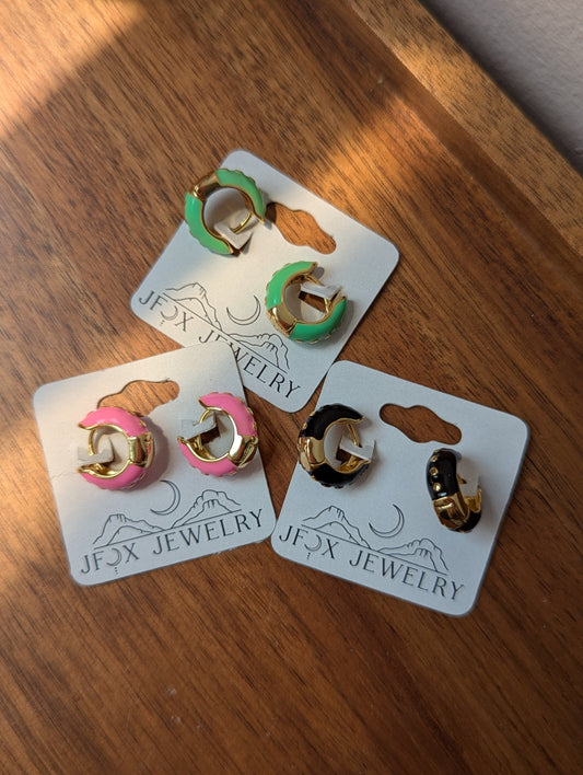 Aros Huggie dorados esmaltados de 14 mm (varios colores disponibles)