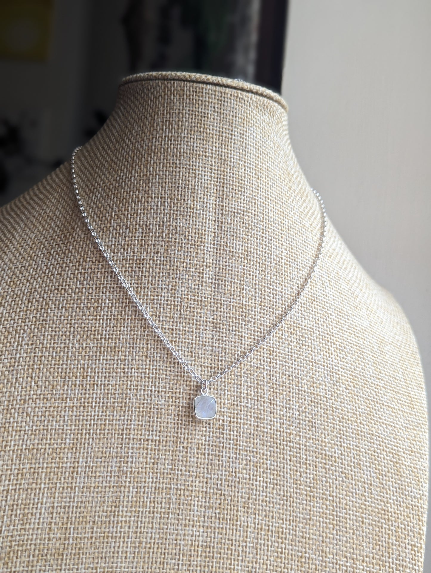 Delicado collar cuadrado de piedra lunar en plata de ley