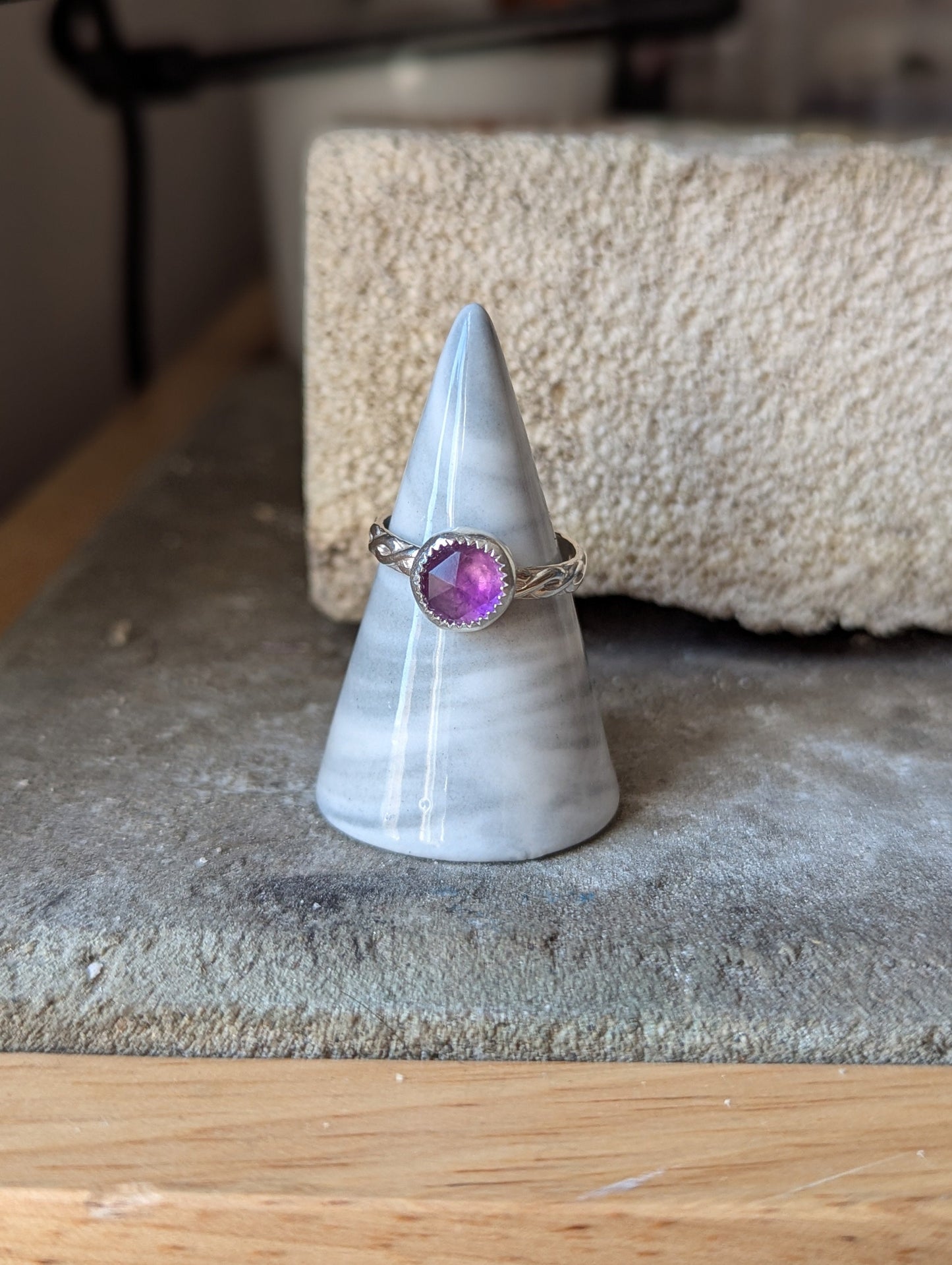 Anillo de plata de ley trenzada con amatista redonda facetada - Talla 8