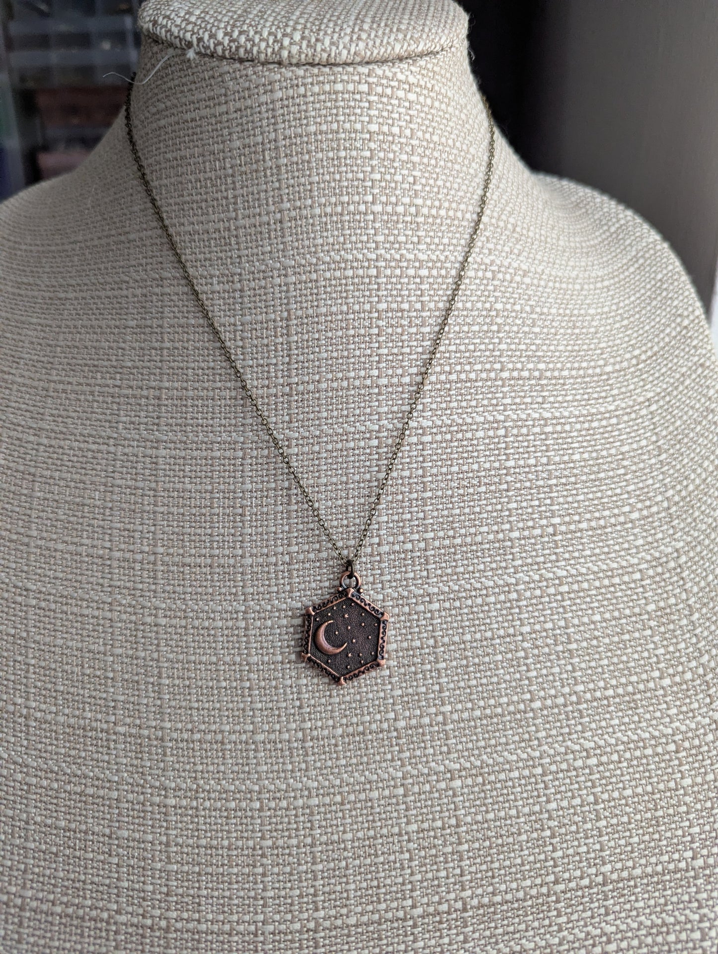 Collar de luna y sol de latón de doble cara