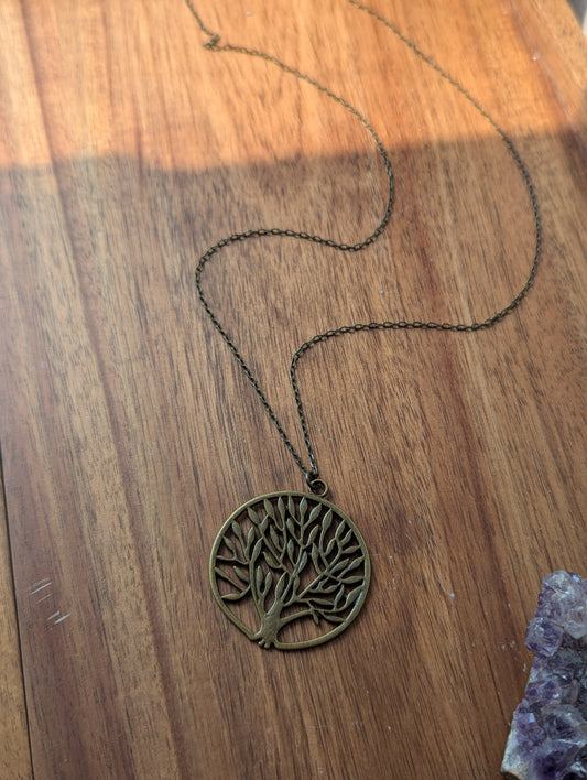 Collar largo de latón con el árbol de la vida