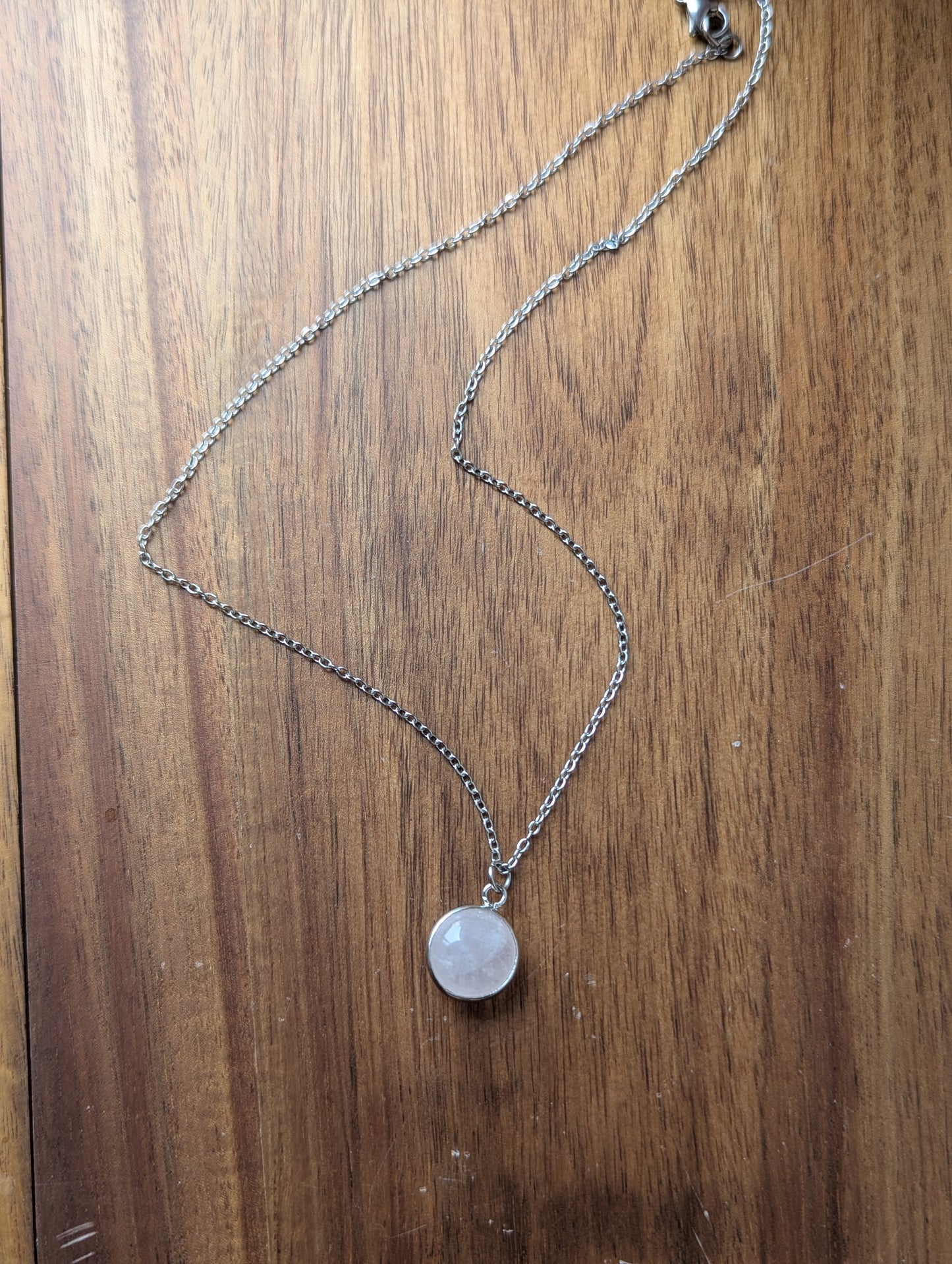 Collar redondo de cuarzo rosa en plata y acero inoxidable