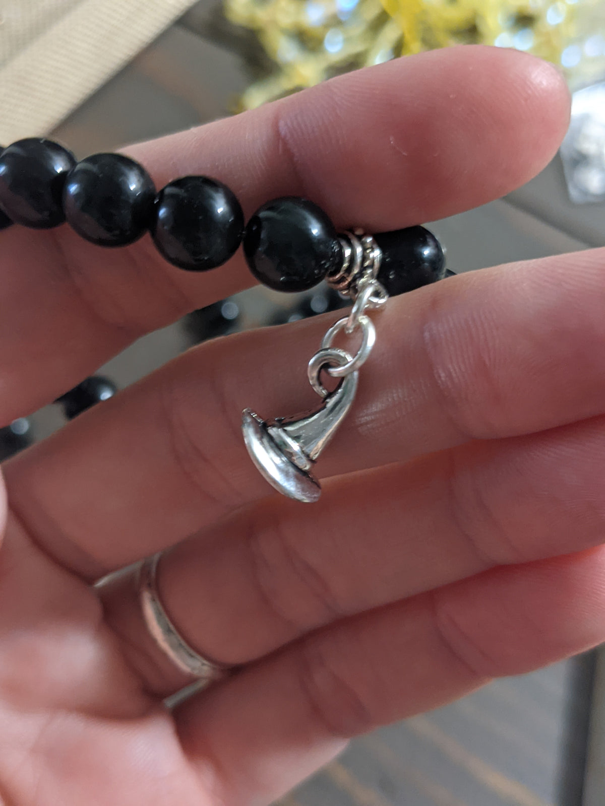 Pulsera de edición limitada de otoño con sombrero de bruja de obsidiana arcoíris y dije de Halloween