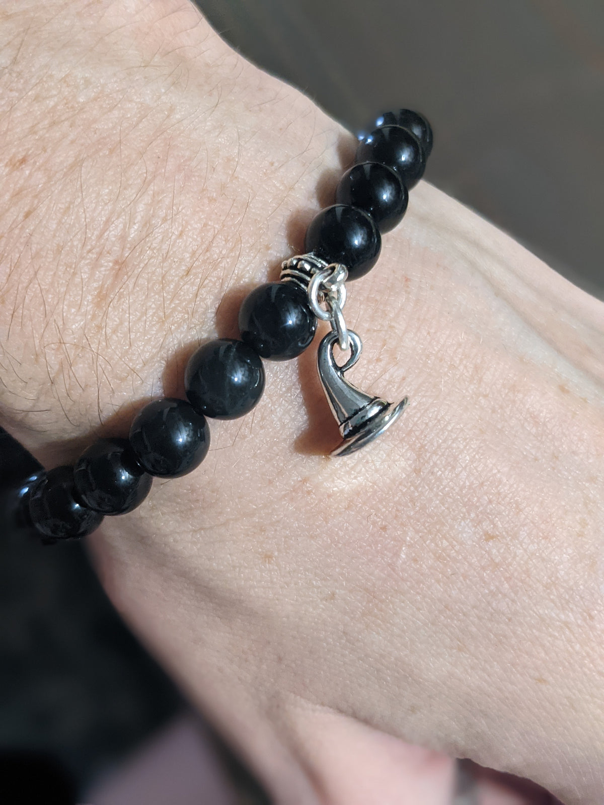 Pulsera de edición limitada de otoño con sombrero de bruja de obsidiana arcoíris y dije de Halloween