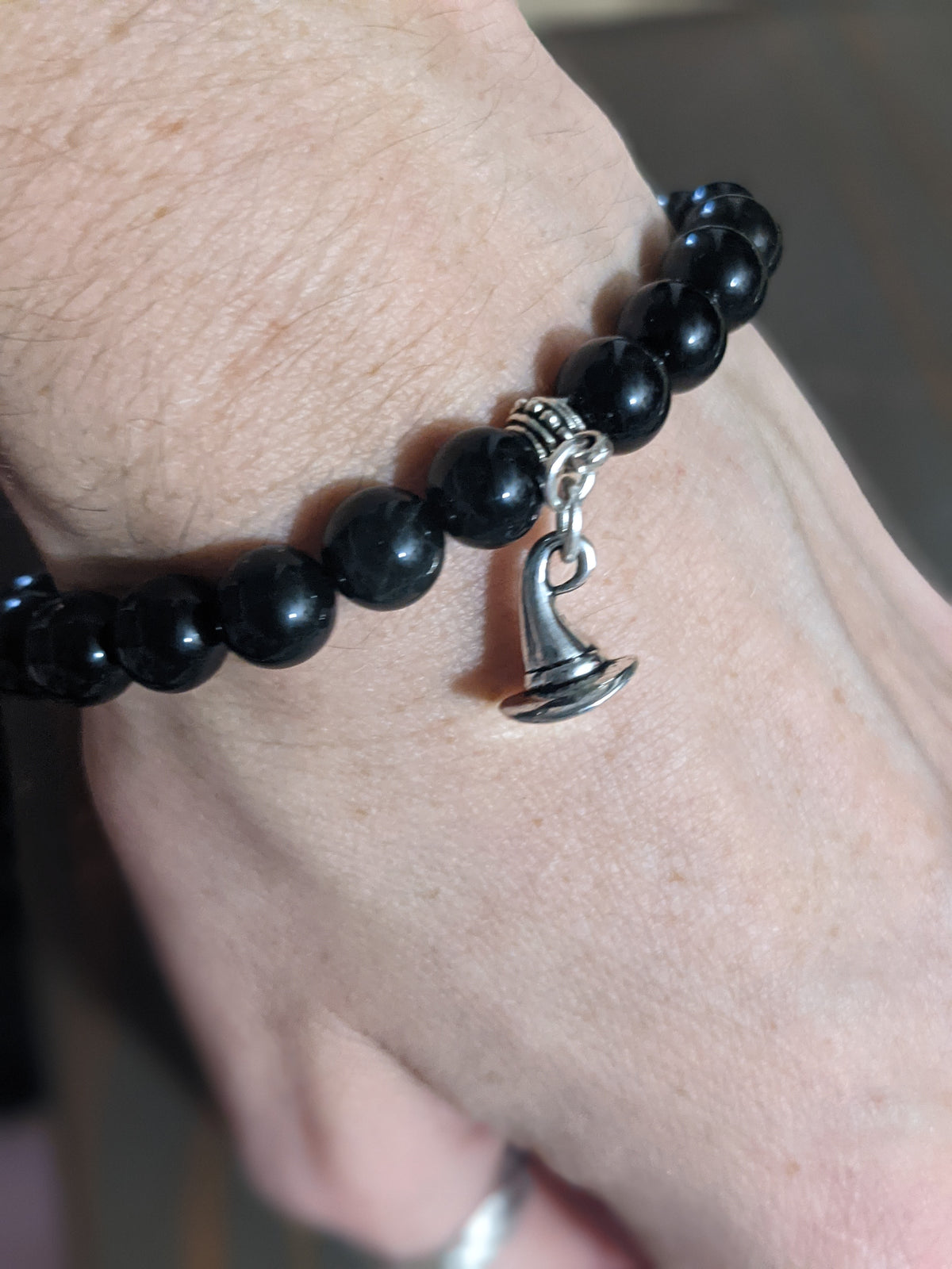 Pulsera de edición limitada de otoño con sombrero de bruja de obsidiana arcoíris y dije de Halloween