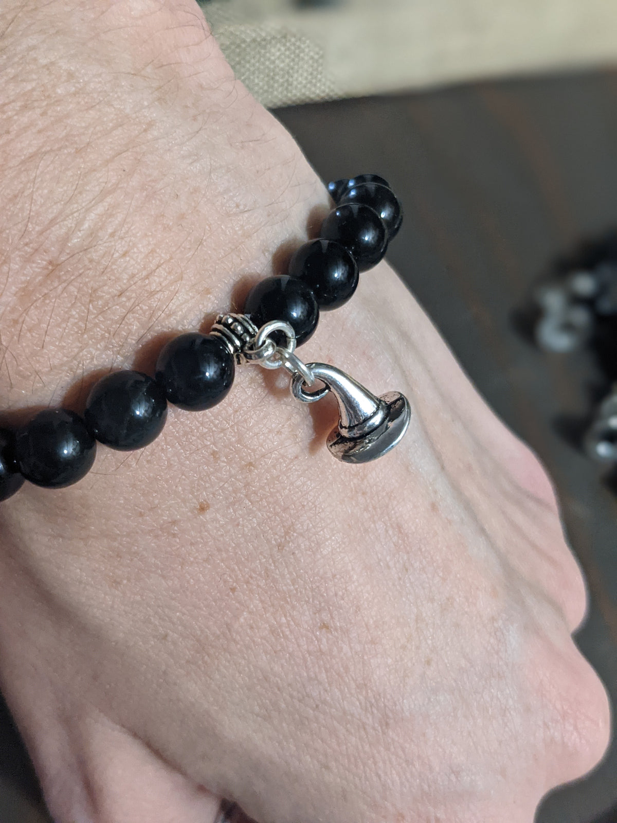 Pulsera de edición limitada de otoño con sombrero de bruja de obsidiana arcoíris y dije de Halloween
