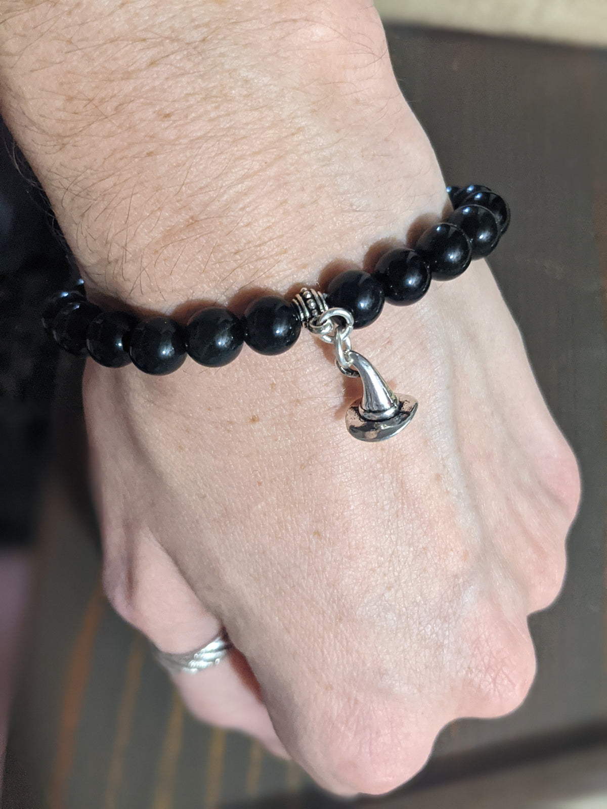 Pulsera de edición limitada de otoño con sombrero de bruja de obsidiana arcoíris y dije de Halloween