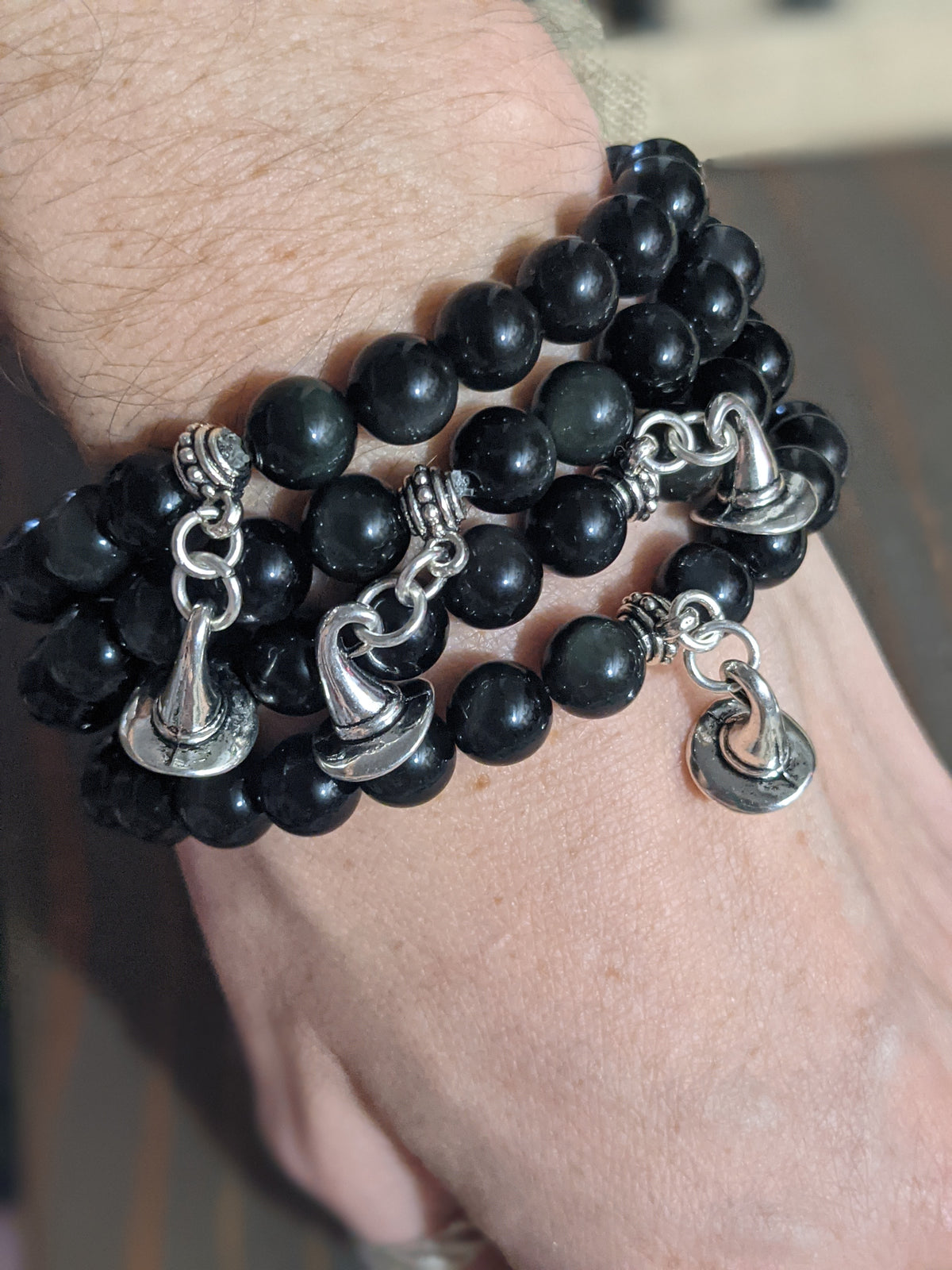Pulsera de edición limitada de otoño con sombrero de bruja de obsidiana arcoíris y dije de Halloween