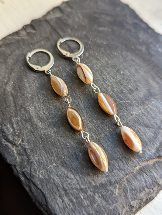 Pendientes de aro de plata con trío de perlas de arroz